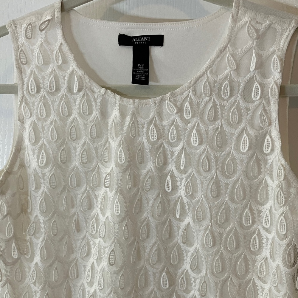 New with tags 3-D embroidery ivory top petite small - Picture 3 of 8
